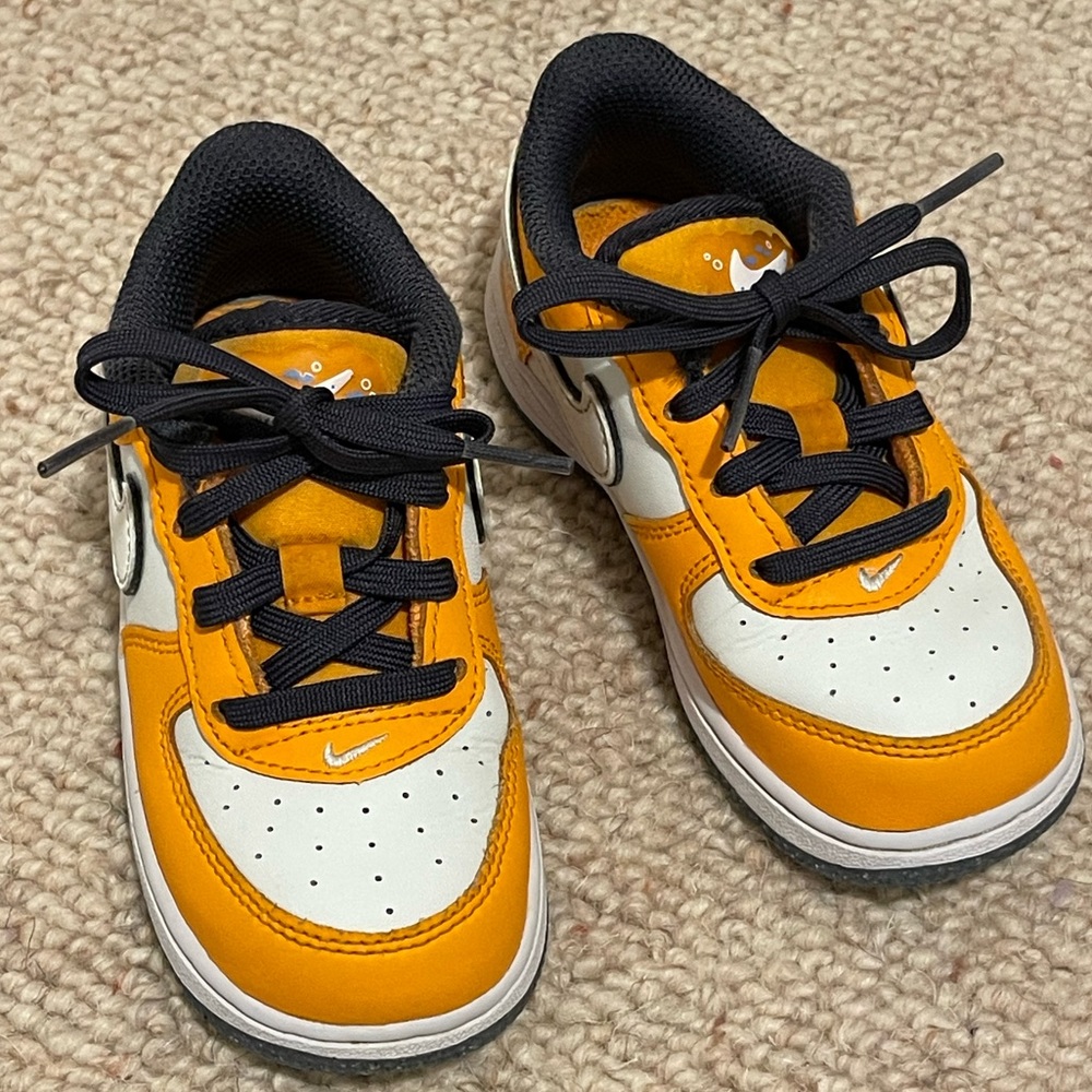 Nike Force 1 Low SE Toddler Sneakers Size 8 Orange Clown Fish